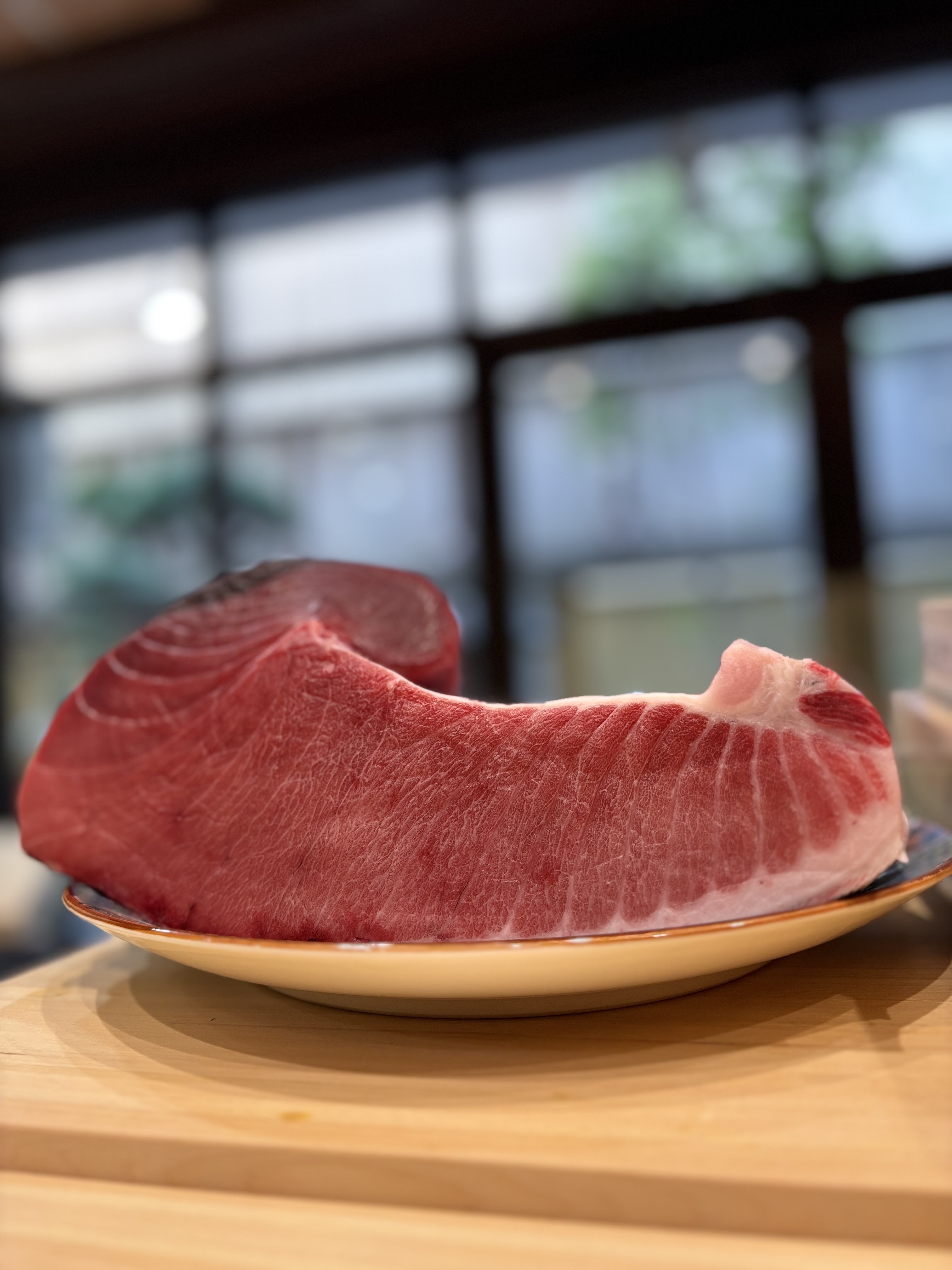 本マグロの寿司を写した寿司・至尊のメインビジュアル
